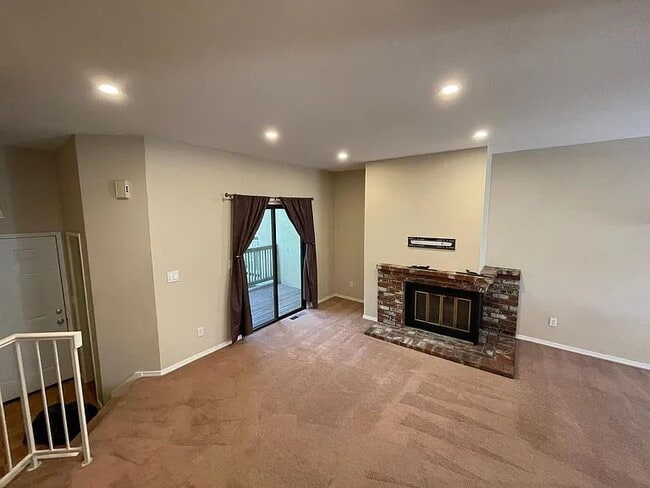 Building Photo - "Charming 2-Bed, 2-Bath Retreat in the Heart of Santa Clara!"