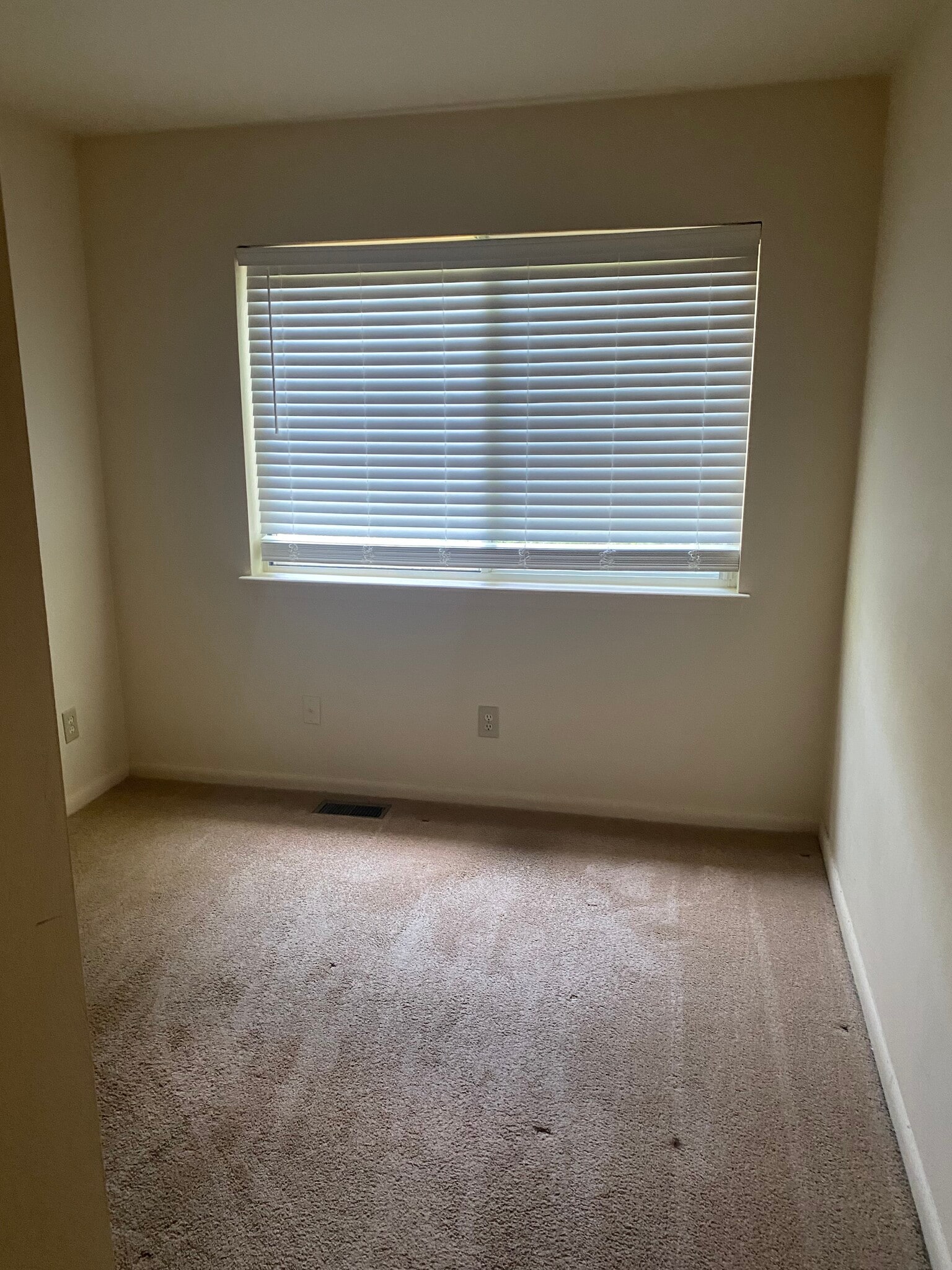 2 bedrooms - 3880 Staffordshire Ln