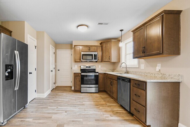 Building Photo - Pet Friendly Three Bedroom!