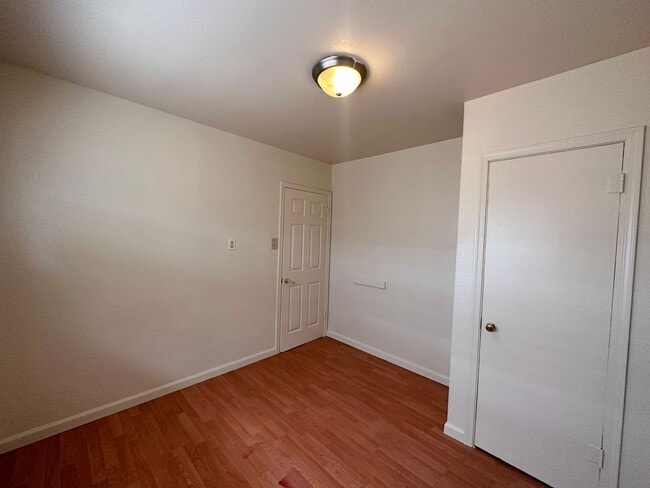 Building Photo - Cute 2 Bedroom Apartment!