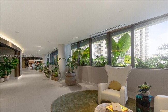 Building Photo - 700 NE 24th St