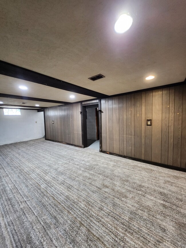 Building Photo - 2116 W Kettelle St
