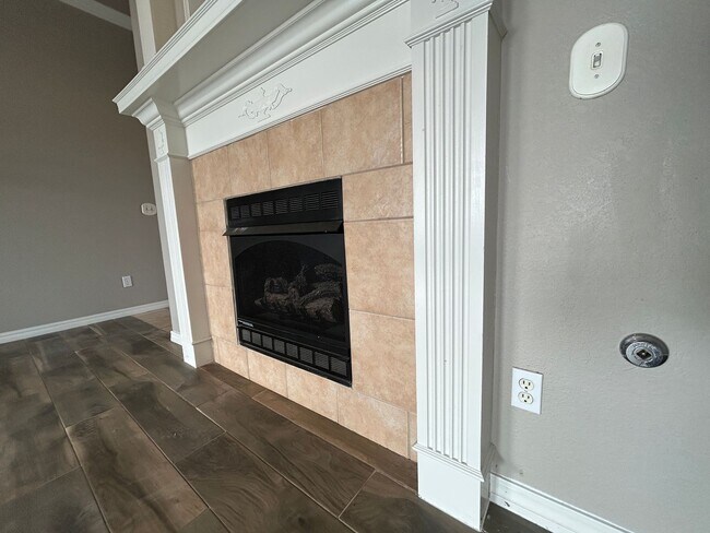 Building Photo - Spacious 3 bed 2 bath Single Family with a Large Fenced Backyard!