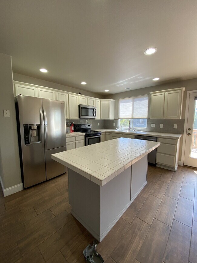 Building Photo - 5 bedroom - Oxbow