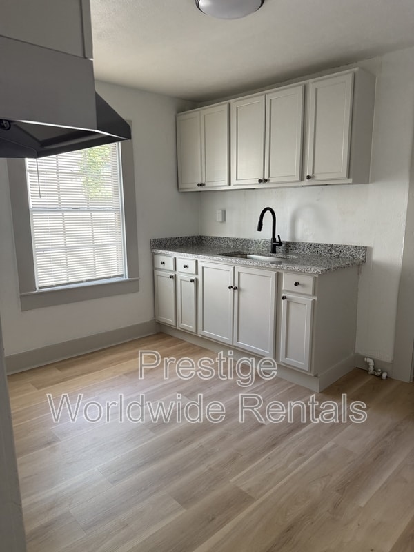 Building Photo - 1051 43rd St
