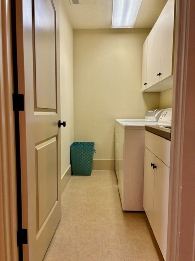 Building Photo - Beautiful Lake Oswego Newer Townhome Walki...