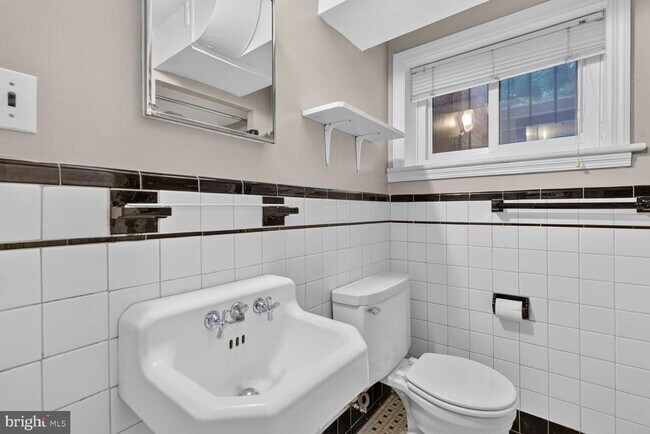 Building Photo - 7215 Rollingwood Dr
