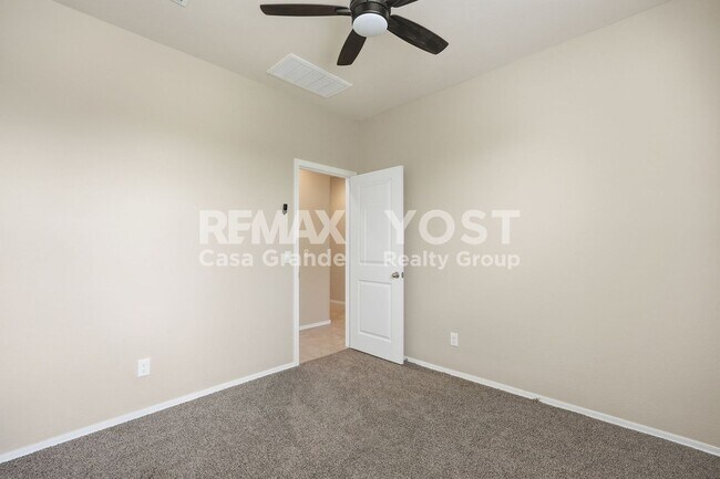 Building Photo - Beautiful Kitchen, Open Layout, and Room to Relax!