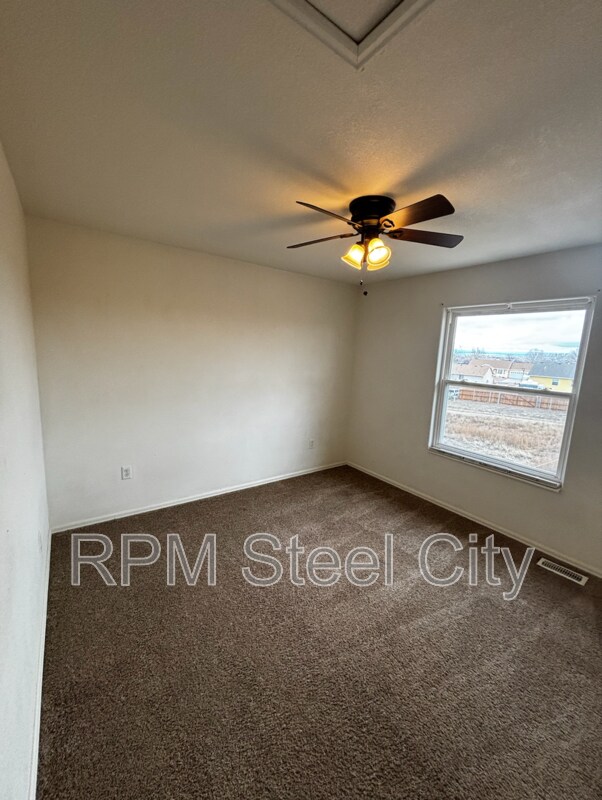 Building Photo - 351-353 W Song Sparrow Dr