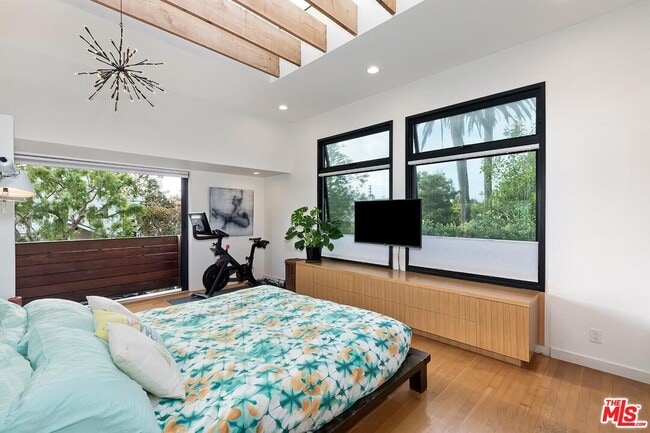 Building Photo - 832 Superba Ave