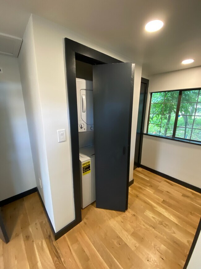 w/d - 1711 Brentwood St