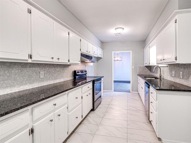 Building Photo - 305 Woodside Dr