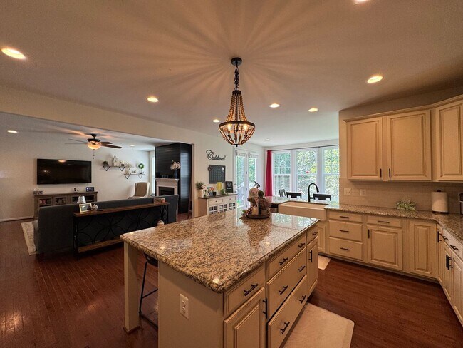 Building Photo - Amazing 6 Bed 5 Bath Single Family Home Wi...