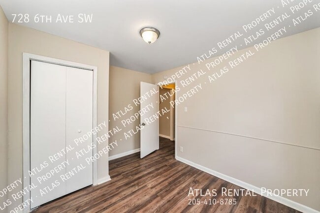 Building Photo - 728 6th Ave SW