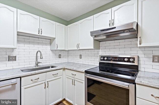Building Photo - 520 Buckstone Garth
