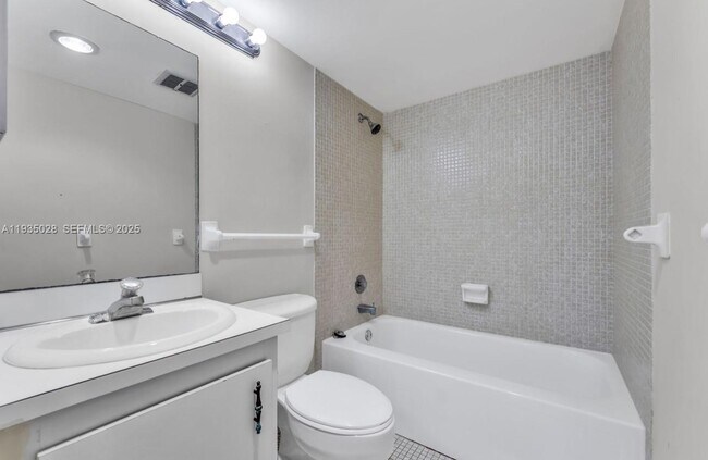 Building Photo - 4172 Inverrary Dr