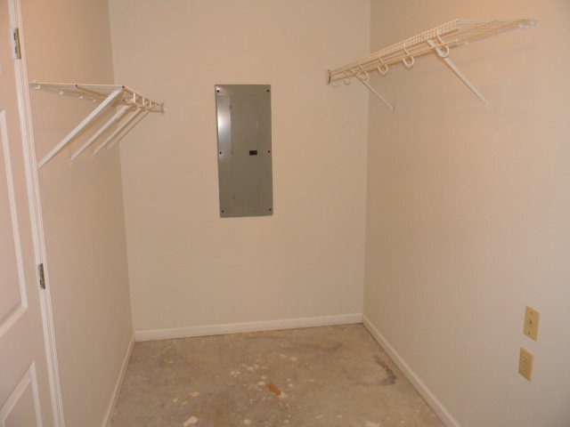 Building Photo - Charming and convenient