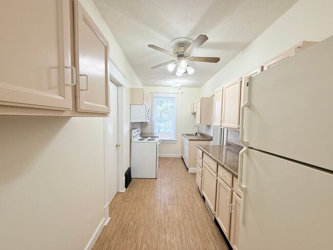 Building Photo - Newly Remodeled 2 BR/1 BA Home!