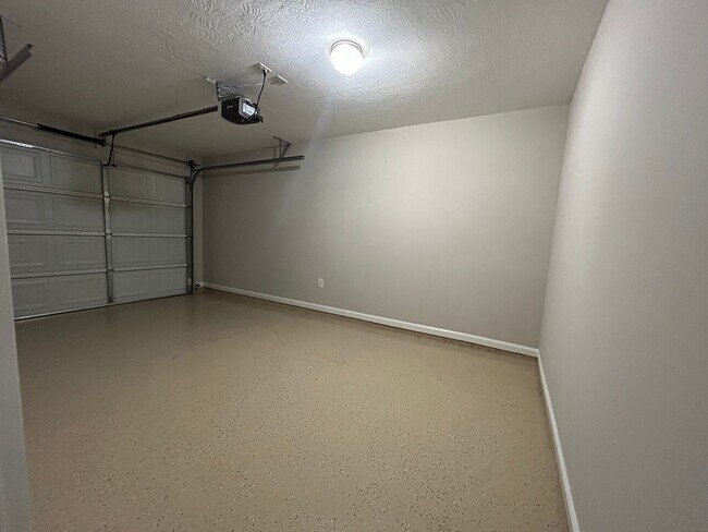 Building Photo - Beautiful End Unit Townhome