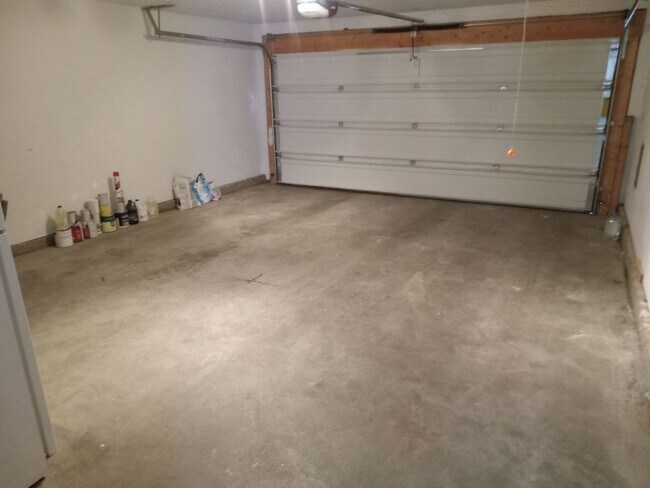Building Photo - 4 BEDROOM 3 BATHROOM HOME IN THE VIBRANT C...
