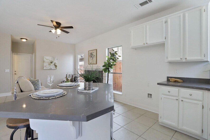 Building Photo - 2056 Middle River Dr