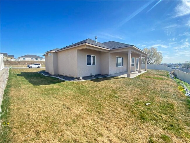 Building Photo - Luxury, One Level Living!