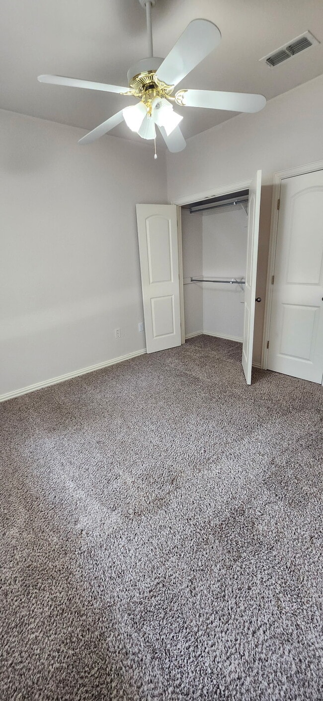 Building Photo - 215 N Prairie St