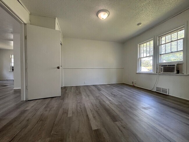 Building Photo - 202 N Scenic Ave