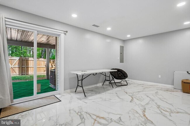 Building Photo - 6608 Westbury Oaks Ct