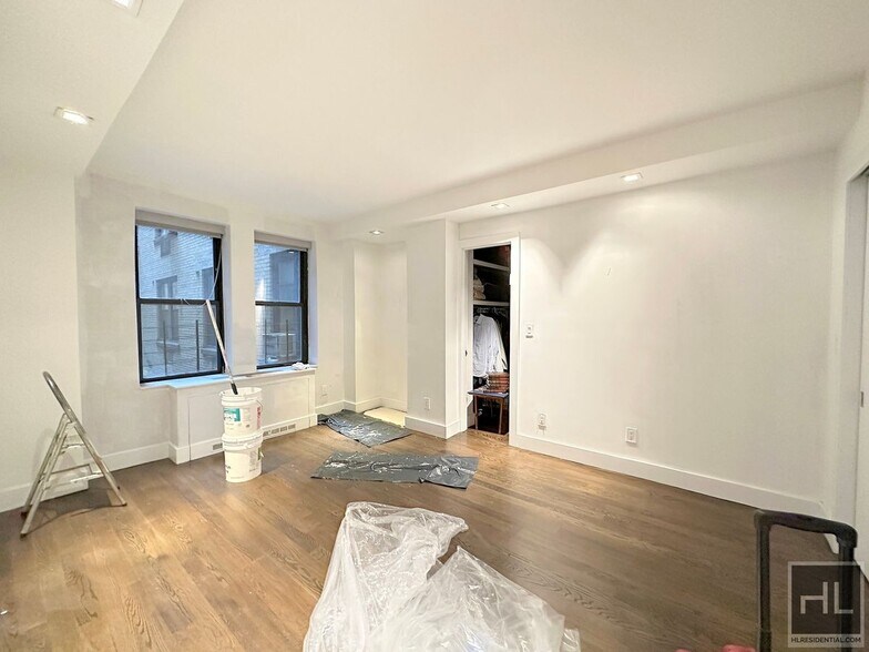 Building Photo - 1 bedroom 1 bathroom KING SIZE with washer and dryer.