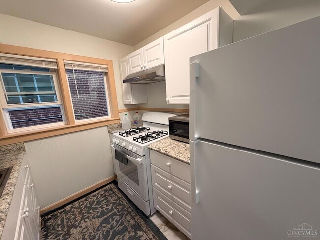 Building Photo - 1589 Summit Rd