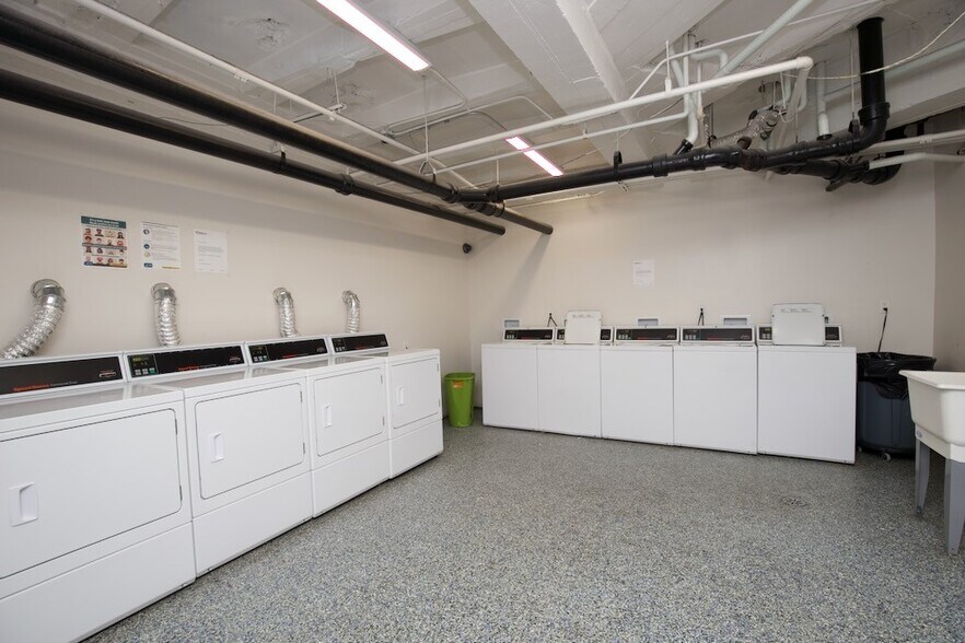 Building Photo - 3335 W Diversey Ave