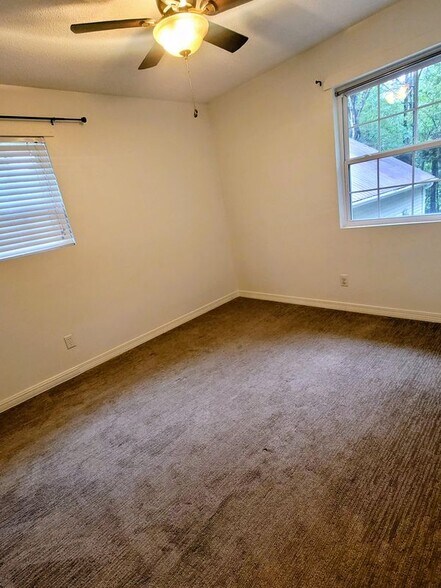 Building Photo - 3088 Log Cabin Ln