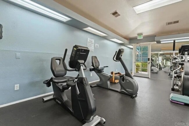 Building Photo - Conveniently Located - Available Immediately!