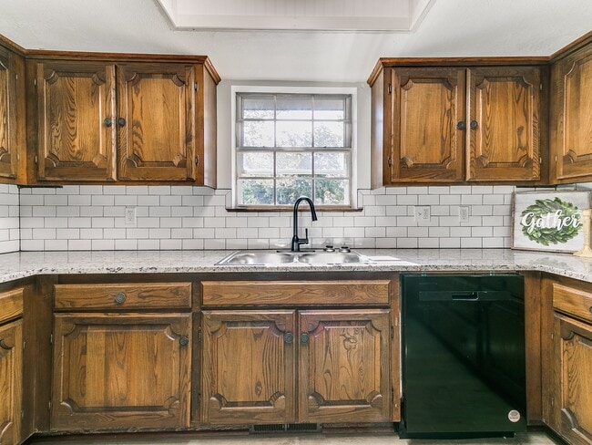 Building Photo - Clador