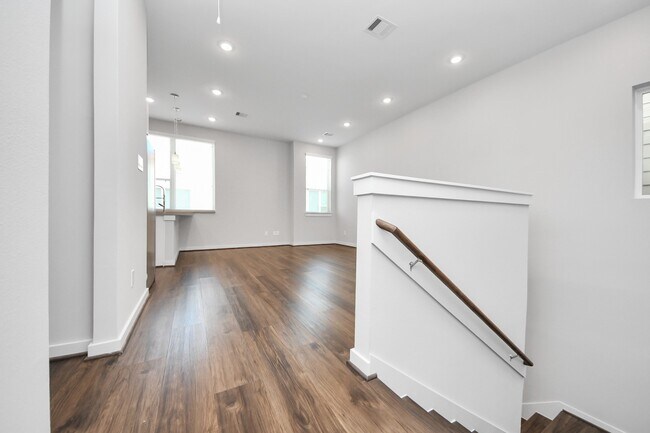 Building Photo - 608 Thornton Rd