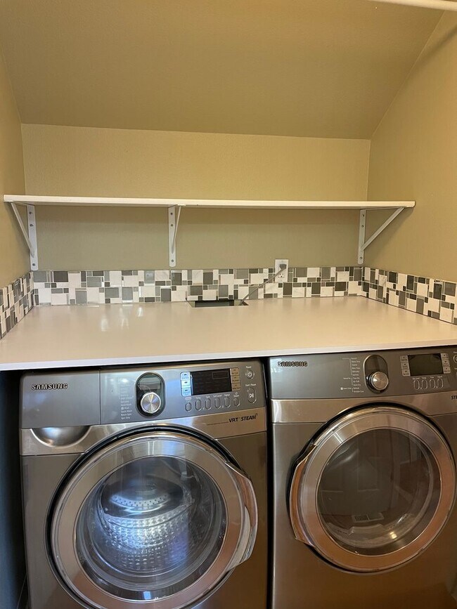 Building Photo - Adorable 4 Bedroom 2.5 Bath Home in Fisher's Landing! Fully Fenced Backyard! Mountain View High S...