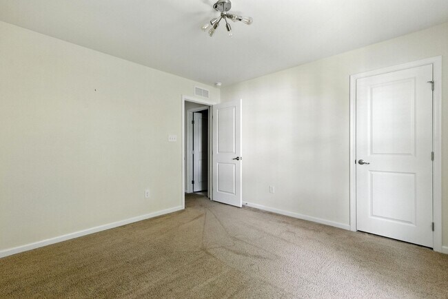 Building Photo - 8120 Fairmont Dr