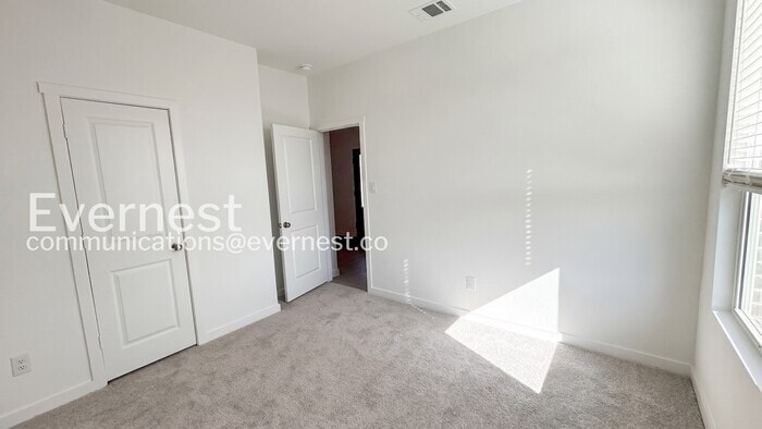 Building Photo - 5449 Paschal Pk