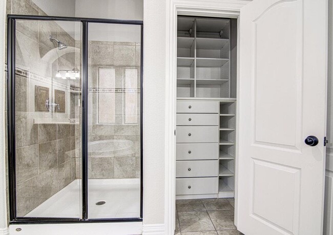 Building Photo - 1425 River Forest Dr