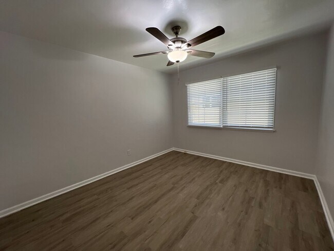 Building Photo - BEAUTIFUL 1 BEDROOM 1 BATH DOWNSTAIRS UNIT IN SHORT DISTANCE TO BELMONT SHORE
