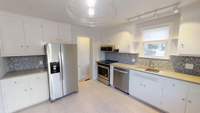 Building Photo - 1801 Cayuga Pl