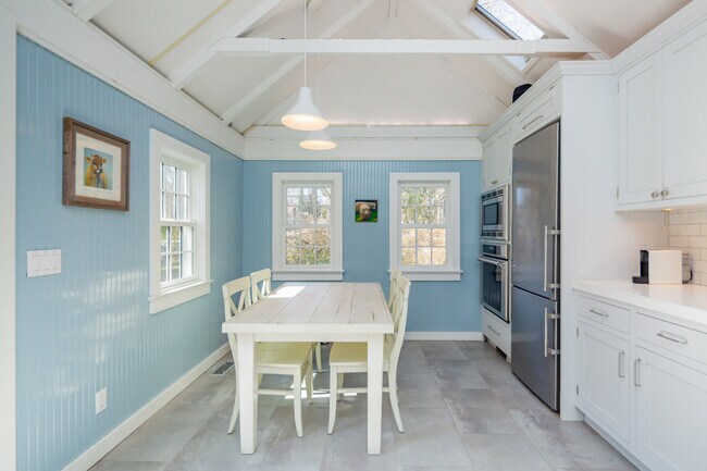 Building Photo - 134 Three Mile Harbor Rd