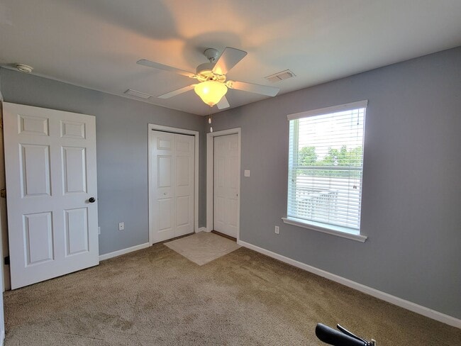 Building Photo - 3 bedroom townhome for rent July 6, 2026  renting for $1775