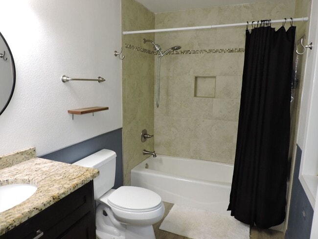 Building Photo - Convenient westside location!
