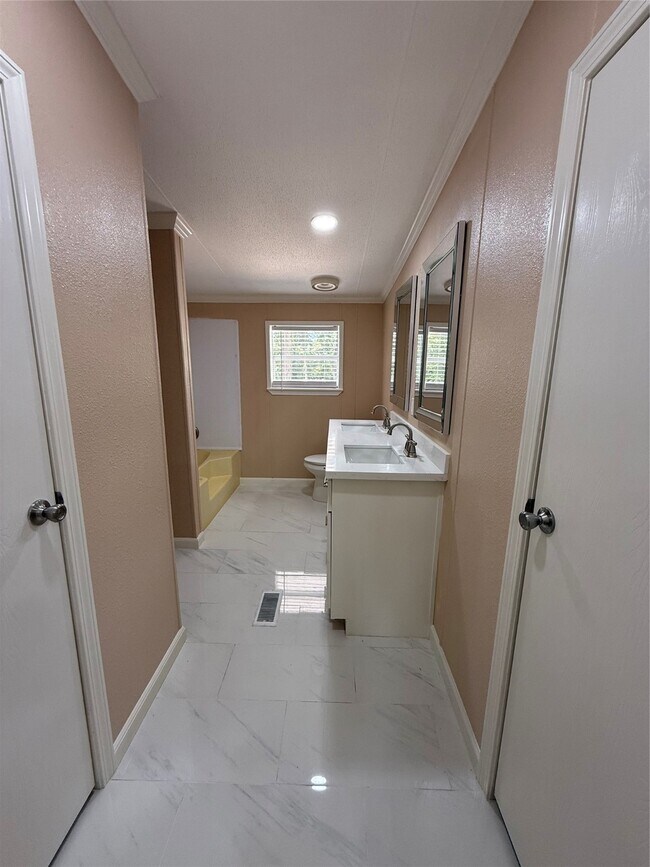 Building Photo - 16767 Oak Knoll Dr