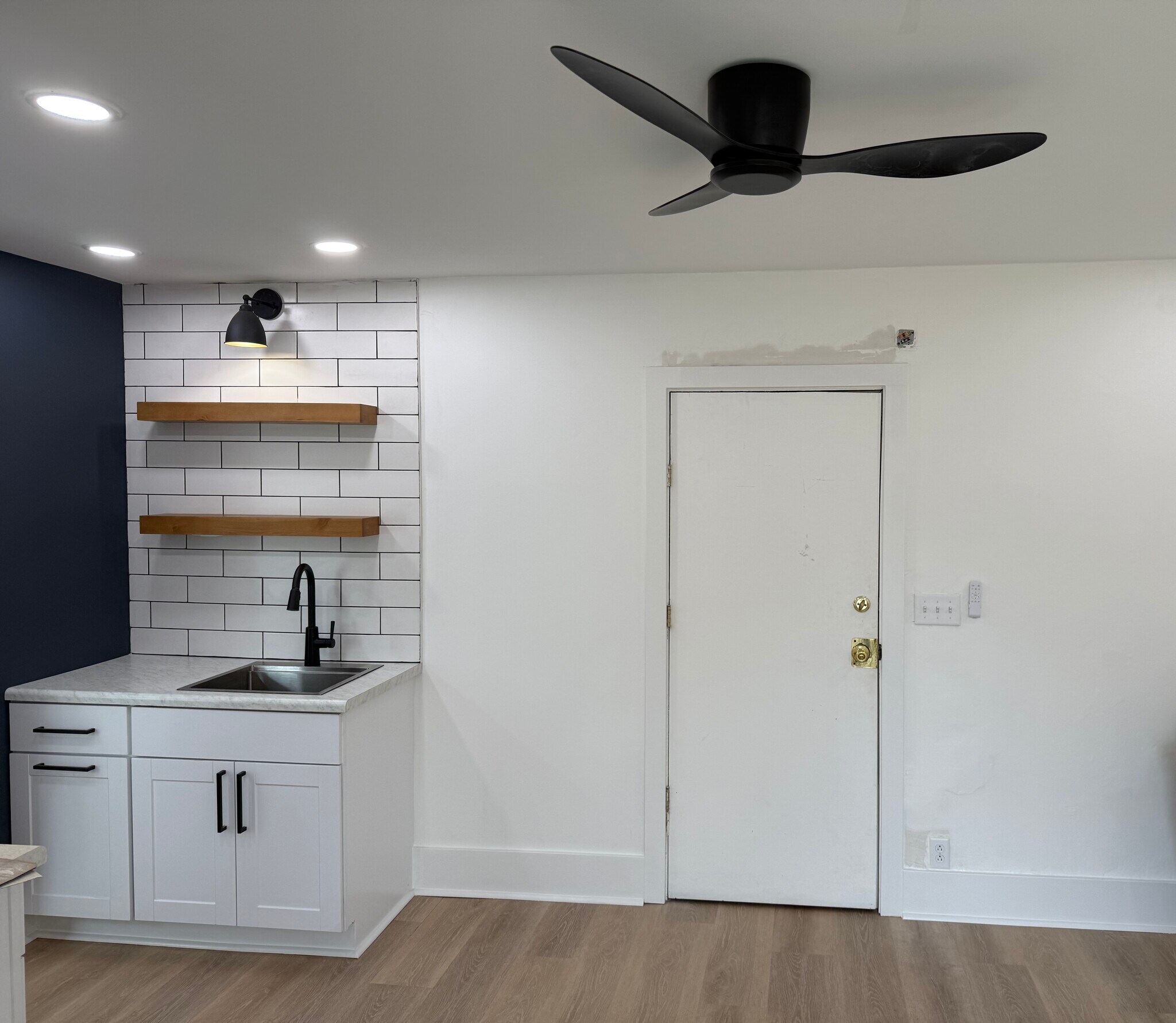 Building Photo - 225 E Peru St