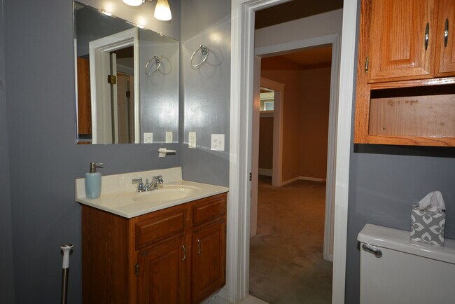 Building Photo - 2837 Hyde Park Plz