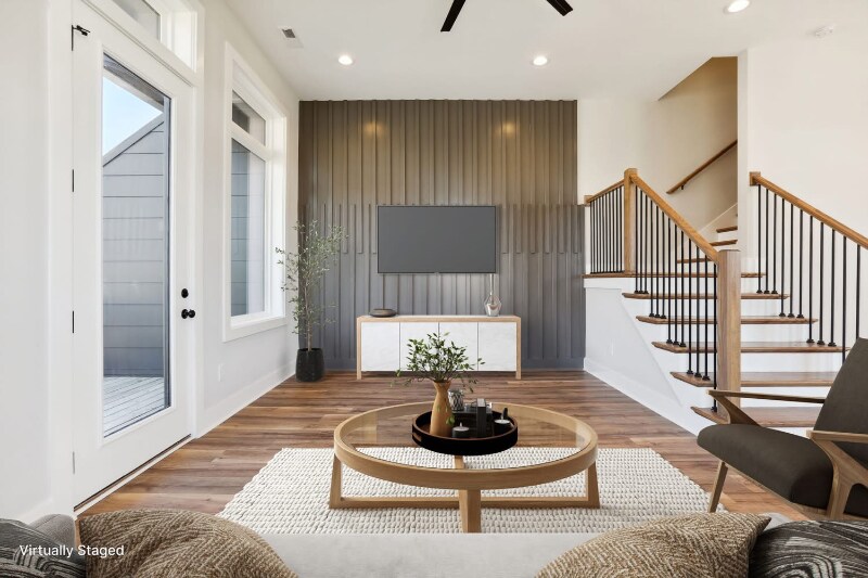 Building Photo - 107 E 9th St