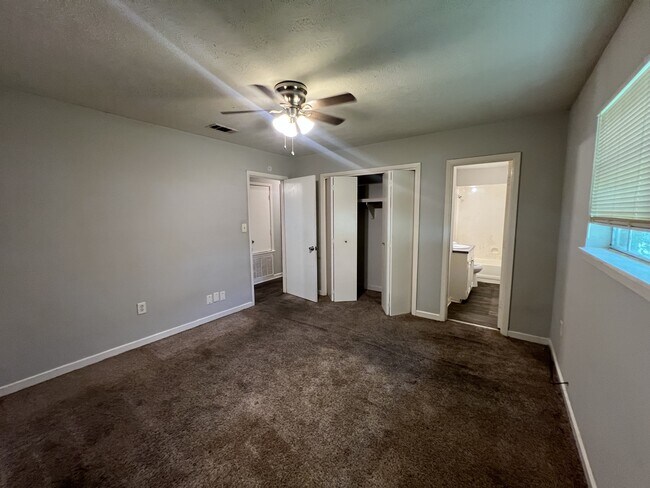 Building Photo - 2915 Longwood Dr